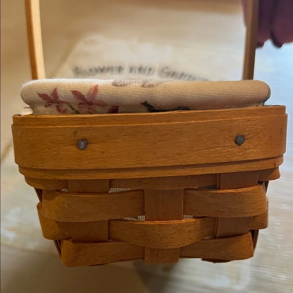 Longaberger ‘99 Hostess Basket w/Liner, plastic protector and stationary handle